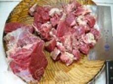 火锅的做法 香辣红油牛肉火锅的做法 在家享受美味香辣牛肉的味道