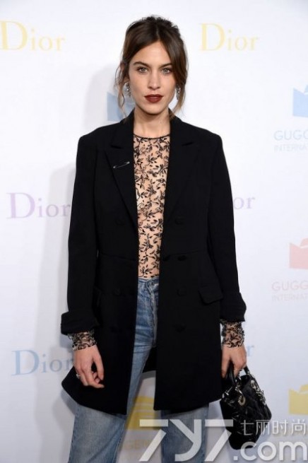 艾里珊·钟 艾里珊·钟（Alexa Chung ）最新私服 小西装+牛仔裤帅气又时髦