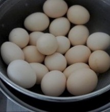 怎样腌咸鸡蛋 腌咸鸡蛋的做法，腌咸鸡蛋怎么做，腌咸鸡蛋的家常做法