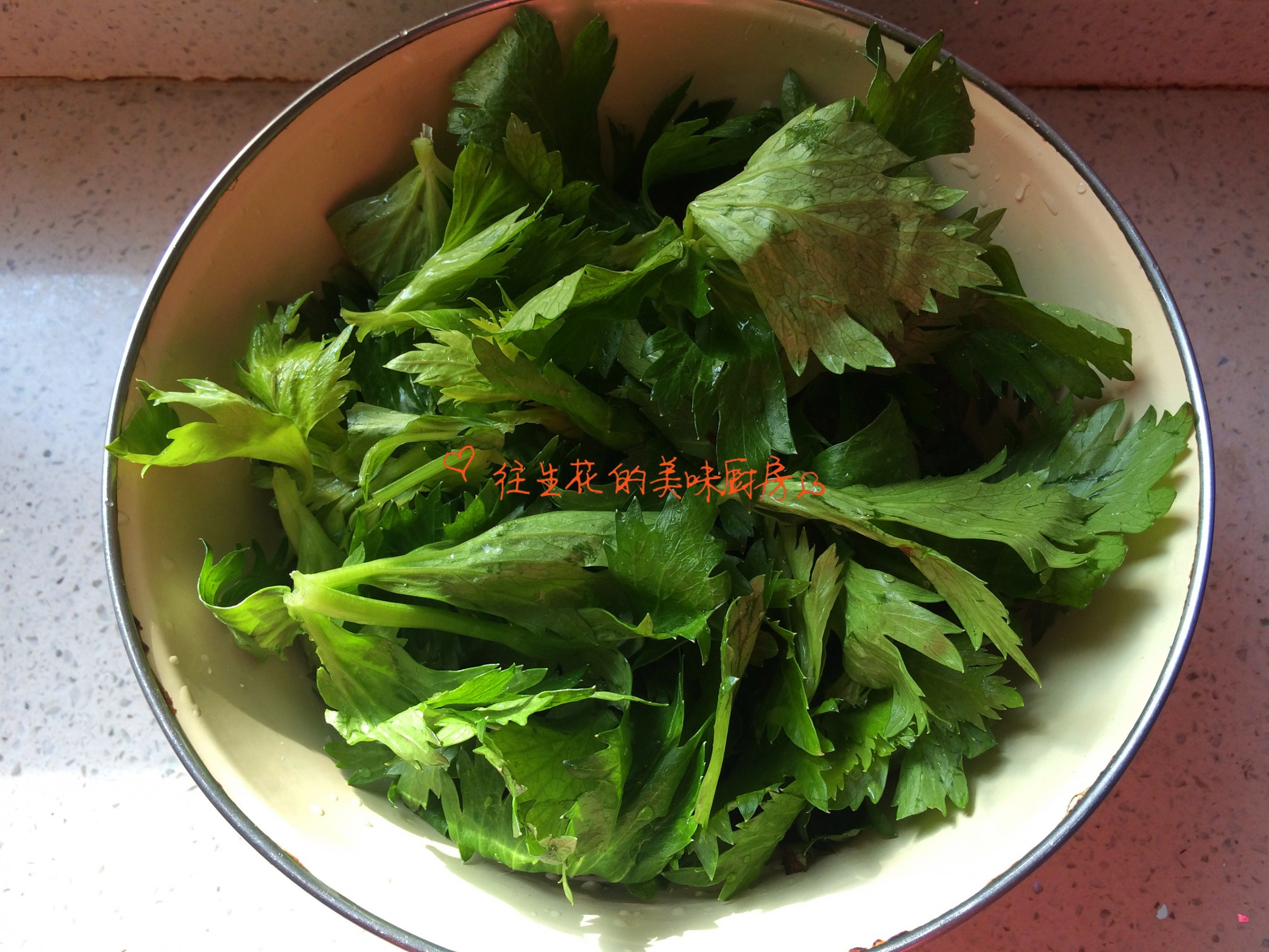 芹菜叶的做法 凉拌芹菜叶的做法，凉拌芹菜叶怎么做，凉拌芹菜叶的家常做法
