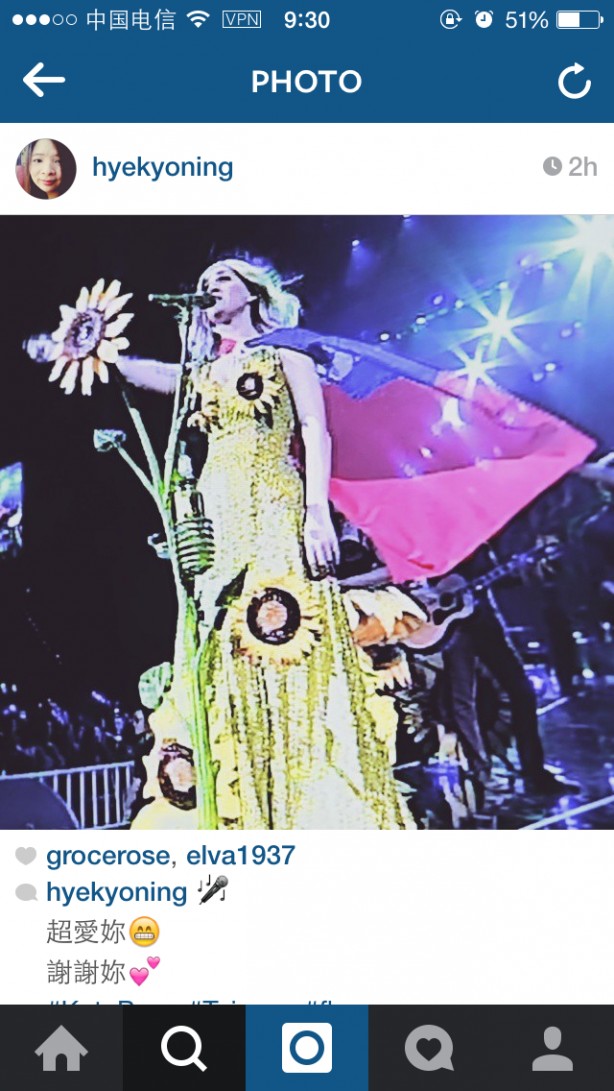 中华民国国旗 “水果姐”Katy Perry台北开个唱 披中华民国国旗配太阳花长裙