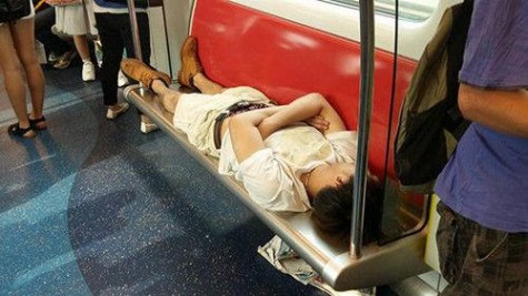 香港一男子横躺座椅睡觉 网民大呼霸气