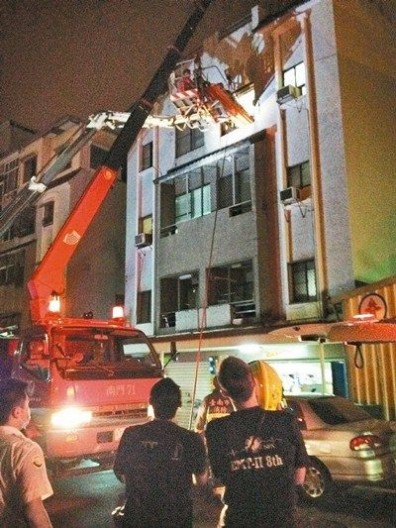 台湾200公斤妇女吊车运下楼塞不进救护车