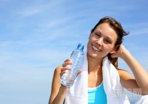 运动后多久喝水 运动后多久可以喝水,运动后多久喝水,运动后多长时间可以喝水