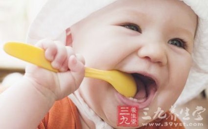 宝宝几个月长牙 宝宝几个月长牙 宝宝第一次长牙怎么办