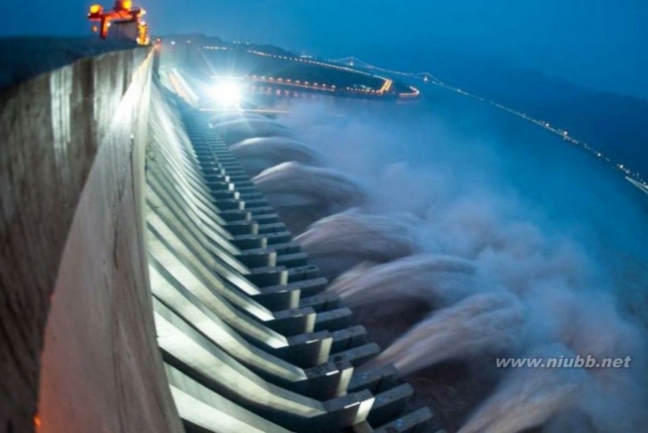 三峡泄洪 三峡大坝泄洪壮观场面：最大流量每秒7万立方米[图]
