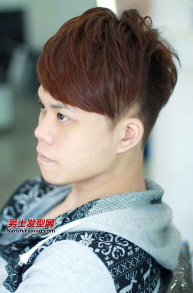 男生厚刘海发型 2014最新男生发型 两侧推剪短厚斜刘海发型