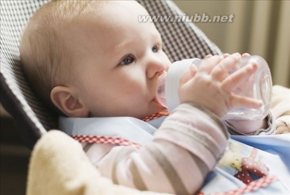 宝宝不爱喝水怎么办 解决宝宝不爱喝水的8大妙招
