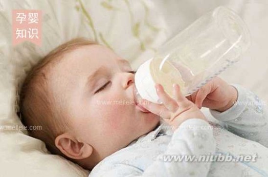 宝宝能不能躺着喝奶 妈妈必读：解析婴儿躺着吃奶好吗